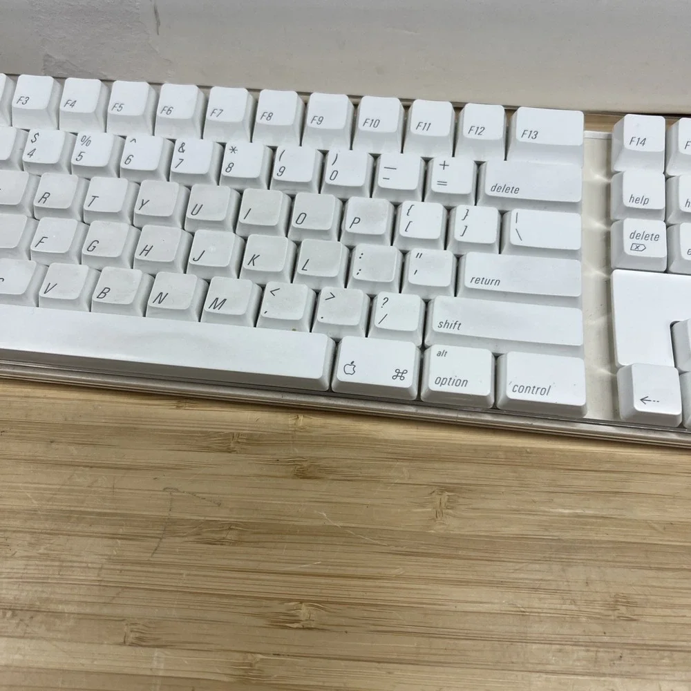 Apple A1016 Wireless Bluetooth Keyboard White w/ Original Box Manual EMC 1937